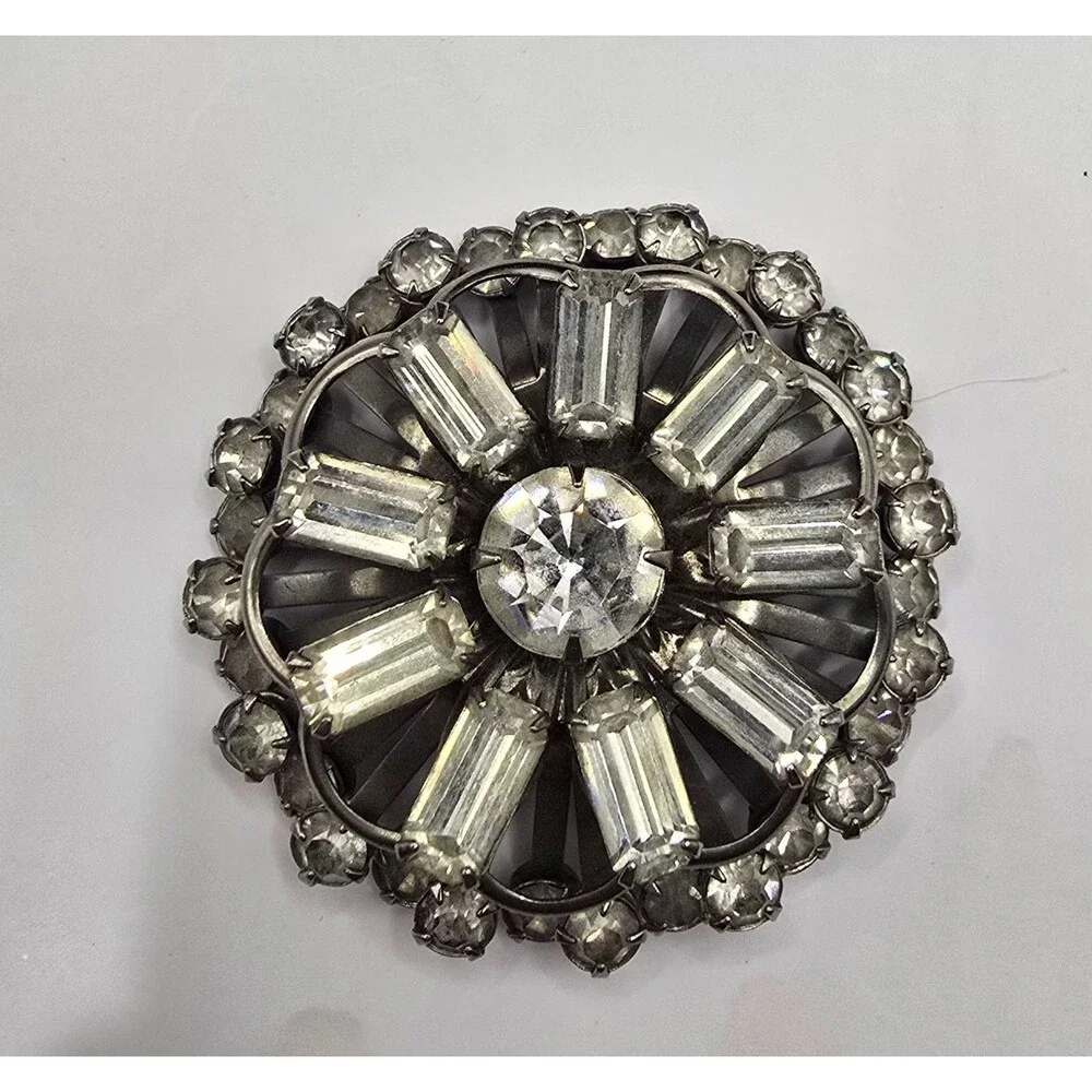 Vintage Unsigned Clear Rhinestone Starburst Brooch Pin Emerald Round Cut Dome